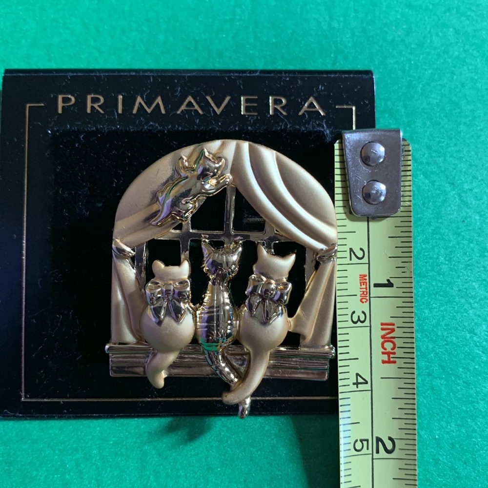 Vintage three cats sitting in window, gold tone 1.5” pin - Picture 3 of 6